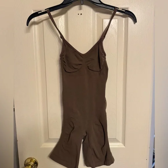 Seamless Bodysuit with Tummy Control & Hip Enhancer - Picture 6 of 8